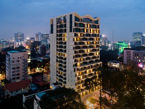 Sherwood Suites cao 20 tầng phục vụ cho khách doanh nhân cũng như khách du lịch.