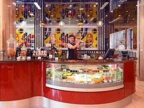 Các bậc thầy đồ uống và đầu bếp tại Sherwood Suites ở Thành phố Hồ Chí Minh phục vụ các loại cà phê, sinh tố và cocktail đầy sáng tạo cũng như các món ăn thông thường của châu Á và phương Tây.