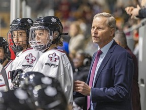 Montreal Force head coach Peter Smith waits for a line change during the second period of the team's first Premier Hockey League home game against the Metropolitan Riveters in Verdun on Saturday 26 November 2022.