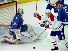 Vincent Damphousse celebrates a goal at the height of the Canadiens-Nordiques rivlary. Damphousse is among the figures interviewed for the new series Canadiens Nordiques — La rivalité.