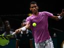 Felix Auger-Aliassime uit Montreal speelt een forehand tijdens de halve finale van zijn mannentennis tegen Holger Rohn uit Denemarken op dag zes van de ATP World Tour Masters 1000 in Parijs, 5 november 2022.