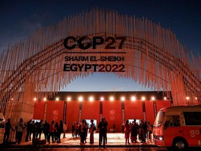 المندوبون يصلون إلى مؤتمر المناخ COP27 في منتجع شرم الشيخ المصري في 7 نوفمبر 2022 (تصوير محمد عبيد / وكالة الصحافة الفرنسية)