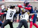 In the first quarter of the Eastern Semifinals in Montreal on November 6, 2022, Montreal Alouette linebacker Tyris Beverett threw the ball away from Hamilton Tiger-Cats quarterback Dane Evans as Sean Thomas Arlington attempted to block. ​​I let go.