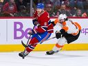O defensor do Canadiens, Mike Matheson, carrega o disco enquanto Zack MacEwen, pivô do Philadelphia Flyers, persegue no segundo período no Bell Centre em Montreal em 19 de novembro de 2022.