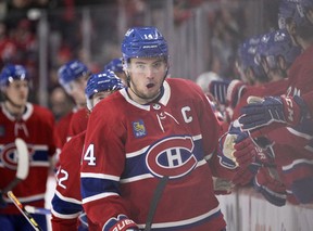 O atacante do Montreal Canadiens, Nick Suzuki, comemora com os companheiros de equipe depois de marcar um gol contra o Pittsburgh Penguins no terceiro período no Bell Center, em Montreal, no sábado, 12 de novembro de 2022.