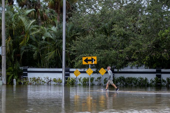 Hurricane Nicole maintains maximum sustained winds as she heads to Florida