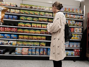 Le Rapport sur les prix des aliments au Canada prévoit une augmentation supplémentaire pour les produits d'épicerie de l'ordre de 5 à 7 % pour 2023.