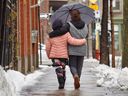 Les Montréalais se sont réveillés sous la pluie après qu'une tempête de neige devait recouvrir la ville le vendredi 23 décembre 2022.  