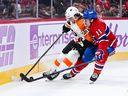 L'ailier droit des Canadiens de Montréal Brendan Gallagher se bat avec le centre des Flyers de Philadelphie Lucas Syedlak près des bandes lors de la deuxième période au Centre Bell de Montréal le 19 novembre 2022.