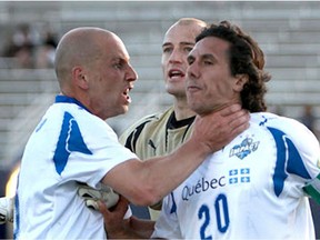 Lewy obrońca Montreal Impact, Sandro Grande, łapie kolegę z drużyny Mauro Bello 11 lipca 2009 roku w Minnesocie.