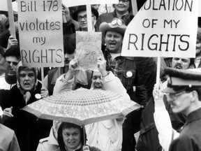 English-speaking Quebecers demonstrate against Bill 178 in April 1989. At the time, many francophone Quebecers also had reservations, particularly about the use of the notwithstanding clause, Clifford Lincoln says.