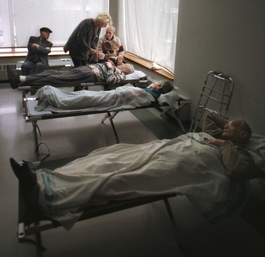 Seniors take shelter at a Côte- des-Neiges community centre on Jan. 7, 1998.