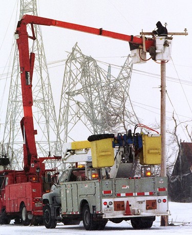 Hydro-Québec workers get help from their colleagues in New Brunswick in Saint-Jean-Baptiste-de-Rouville on Jan. 15, 1998.
