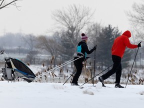 A family of skiers in Parc des Rapides.