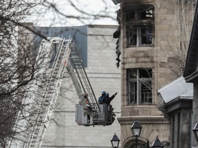 El domingo 19 de marzo de 2023, los inspectores revisan el interior del edificio en la Place d'Youville en el Viejo Montreal que fue destruido por un incendio el jueves pasado.