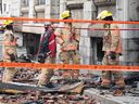 Los investigadores y los bomberos se muestran en la escena luego de un incendio en el Viejo Montreal el sábado 18 de marzo de 2023, que destruyó el edificio patrimonial.