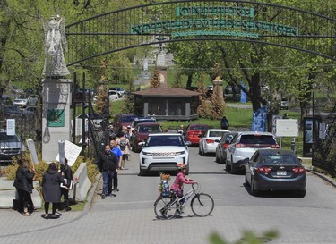 There was long waits for vehicles to enter and exit Notre-Dame-des-Neiges Cemetery, which briefly reopened for Mother's Day on May 14, 2023.