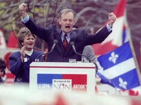 Jean Chrétien exclaims with arms raised at a No rally