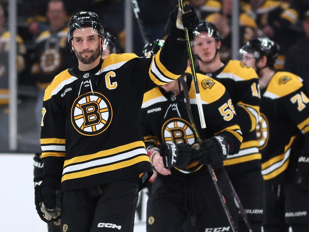 Download The Boston Bruins Team Pose With The Cup