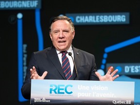 Premier François Legault announces a new public transportation network in Quebec City in 2021. The Quebec City-Lévis highway tunnel was spiked.