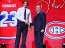 NASHVILLE, TN - CZERWIEC 28: David Reinbacher wybiera Montr?  al Canadiens z piątym wyborem ogólnym podczas pierwszej rundy NHL Upper Deck Draft 2023 na Bridgestone Arena 28 czerwca 2023 roku w Nashville w stanie Tennessee.