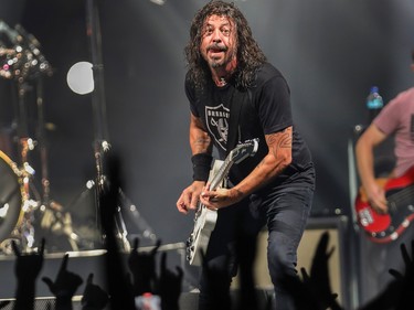 dave grohl playing guitar