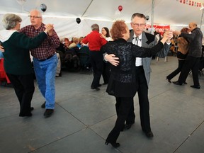 Los bailarines saltan a la pista durante la celebración del 30.º aniversario del Programa de servicios para personas mayores a cargo de la ciudad de Point Claire, el 16 de abril de 2014. "A nivel mundial estamos de acuerdo en que la danza tiene un impacto positivo en la salud de las personas mayores, tanto a nivel físico como cognitivo," dijo el Dr. Louis Perrier, profesor del Departamento de Medicina de la Universidad de Montreal y director del Centro ÉPIC del Instituto del Corazón de Montreal.