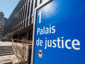 A sign outside the courthouse reads "1 Palais de justice"