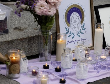 Candles and flowers surround a drawing of Joyce Echaquan placed on a purple cloth. An inscription under the drawing reads "Justice pour Joyce."
