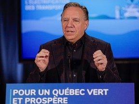 François Legault speaks at a lectern with "Pour un Québec vert et prospère" on it