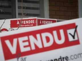 For sale and sold lawn signs, in French