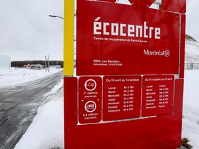 A sign at the entrance to an Ecocentre in winter