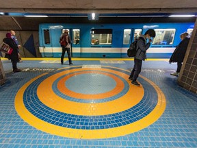 A métro pulls into Jean-Talon station