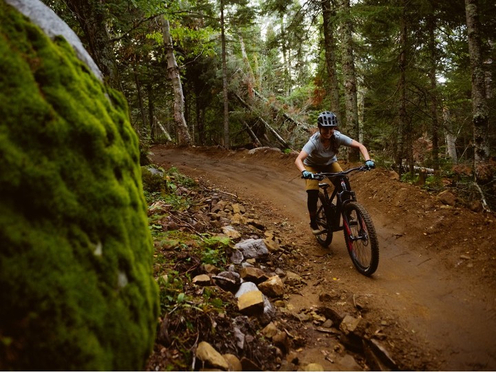  Baptême, an intermediate mountain biking trail, is one of the favourite downhill challenges from the 800-metre summit of Mont-Sainte-Anne.