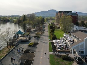 The reimagined Hotel Versō faces Lake Memphremagog, the beaches, the Pointe Merry Park and Magog's cycling path.