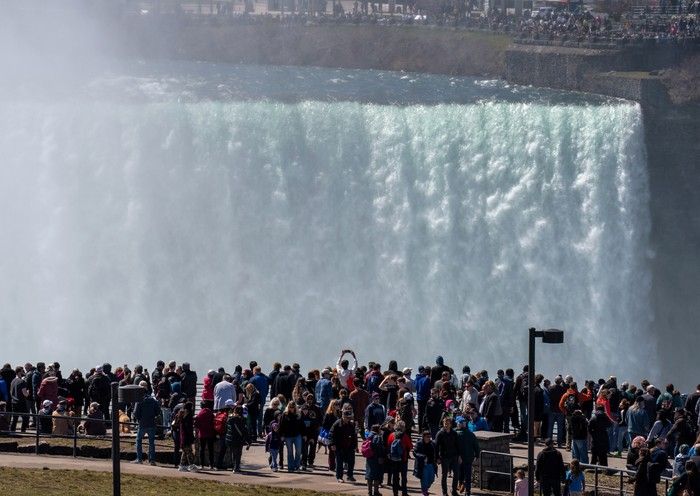 The Right Chemistry: Niagara Falls and the nebulous positive effects
of negative ions