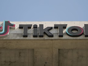 Se muestra un letrero de TikTok en su edificio en Culver City, California, el 11 de marzo de 2024.