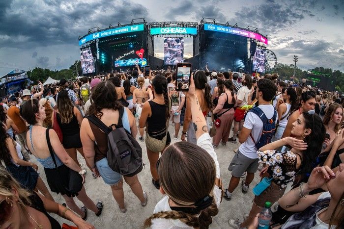 Fish-eye view of an outdoor estival stage