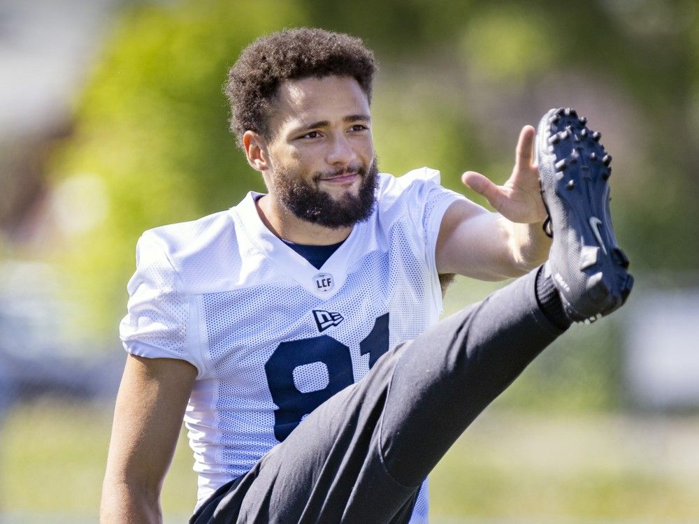 Receiver Austin Mack stretches during Alouettes training camp practice in Trois-Rivières n 2023.
