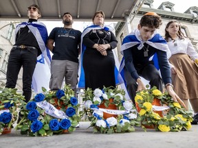 Elias Manevich lays a wreath in memory of the hostages during pro-Israel rally
