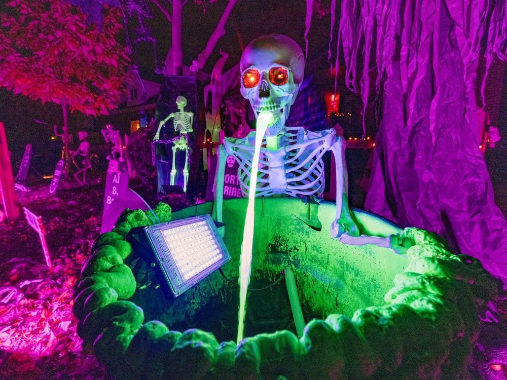 Photos Montrealers go all out on Halloween decorations Montreal Gazette