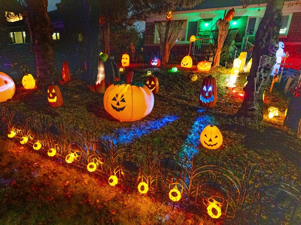 Photos Montrealers go all out on Halloween decorations Montreal Gazette