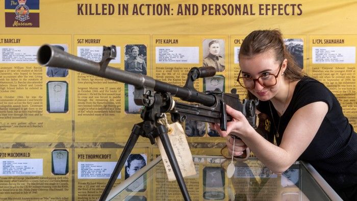  exhibit organizer amynte eygun is seen with a british bren light machine-gun at the rmr museum in westmount on thursday, nov. 7, 2024.