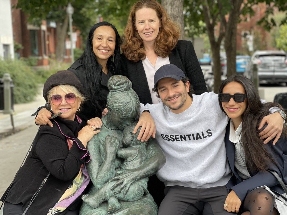  artist lea vivot, sitting on the left, visits the statue she created – the mother and the child – after it was installed in westmount’s prince albert square in 2022. standing are claudine levy, the owner of the statue, and westmount mayor christina smith. the other seated people are levy’s children, samuel el-kaim and frédérique el-kaim.