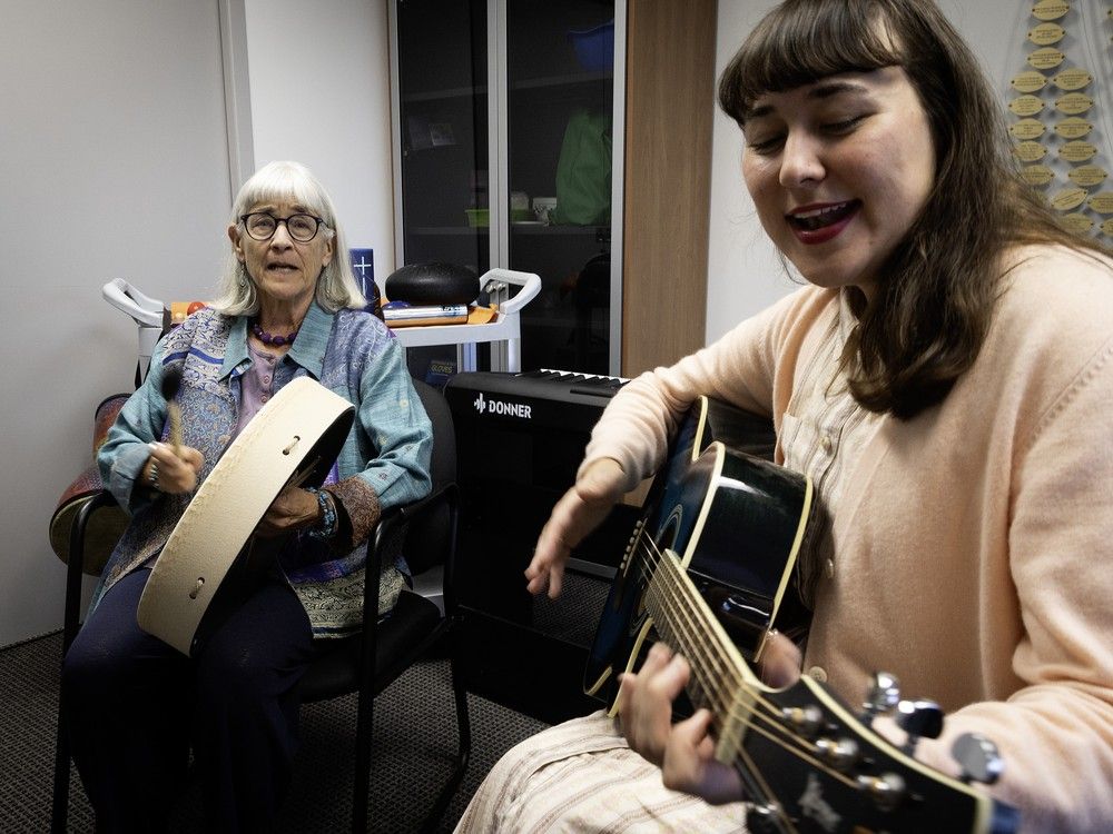 donna kuzmarov was grateful to be able to continue music therapy on her own with alzheimer groupe inc. music therapist kayley patterson, right, once her husband was admitted to maimonides. photo by pierre obendrauf/montreal gazette