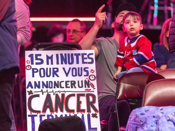  Quebec doctors and their families share messages for the CAQ government during a mass protest against Bill 2 at the Bell Centre in Montreal on Sun., Nov. 9, 2025.