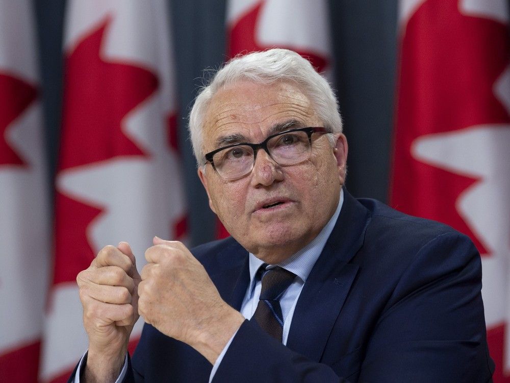 Outgoing Commissioner Urges Protecting Official Bilingualism Rights