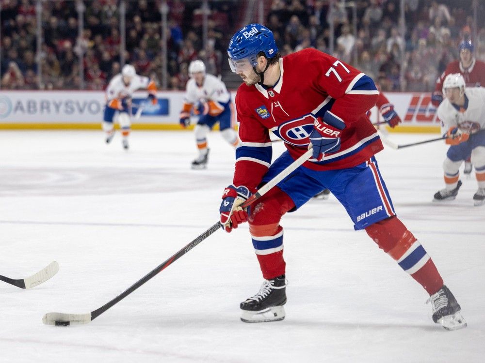 Canadiens' Kirby Dach handles the puck