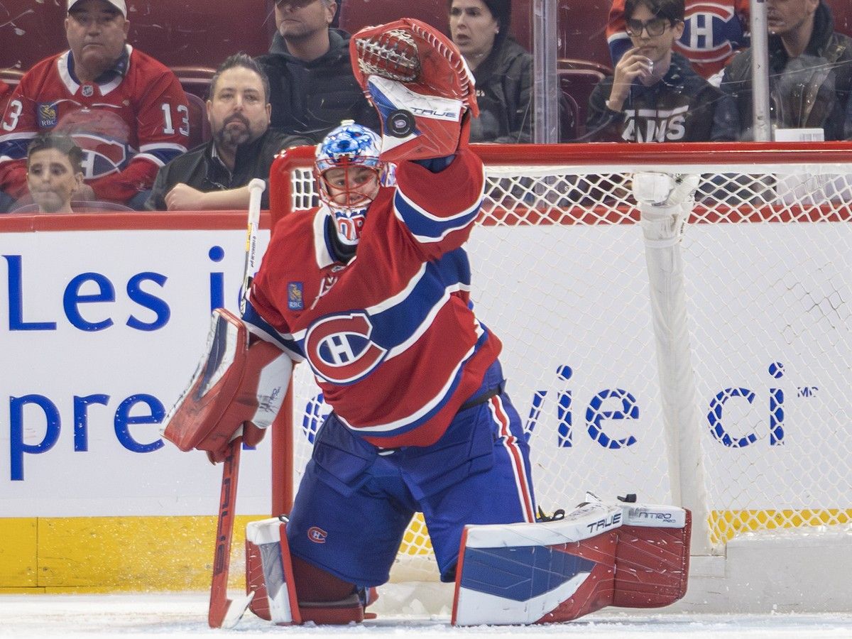 Canadiens' Jakub Dobes gloves the puck above his head