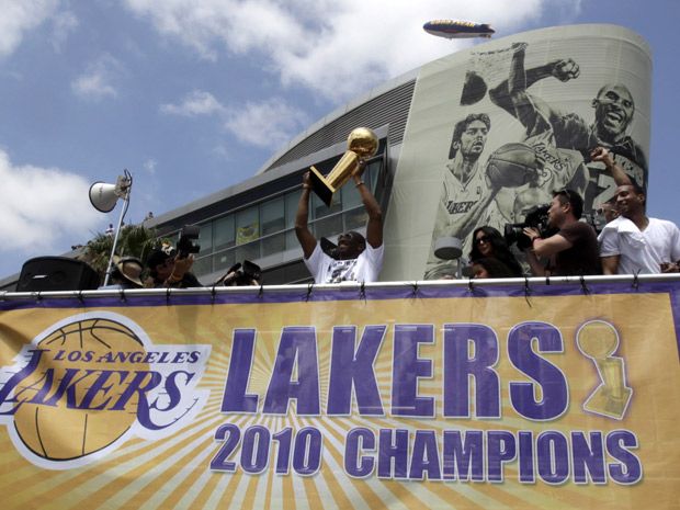 Watch: 2020 Lakers Championship Banner Hanging In Practice Facility